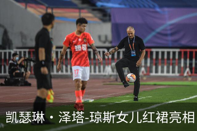 凯瑟琳·泽塔-琼斯女儿红裙亮相，23岁已登百老汇舞台