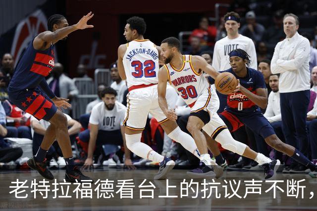 老特拉福德看台上的抗议声不断，球迷高喊卡里克下课